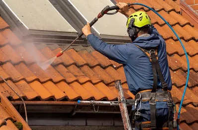 Démoussage et hydrofuge de toiture à Montbazens